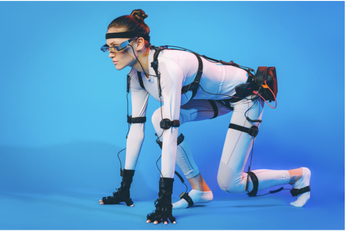 Frau trägt VR-Brille und Sensoren und bereitet sich auf einen Sprint vor