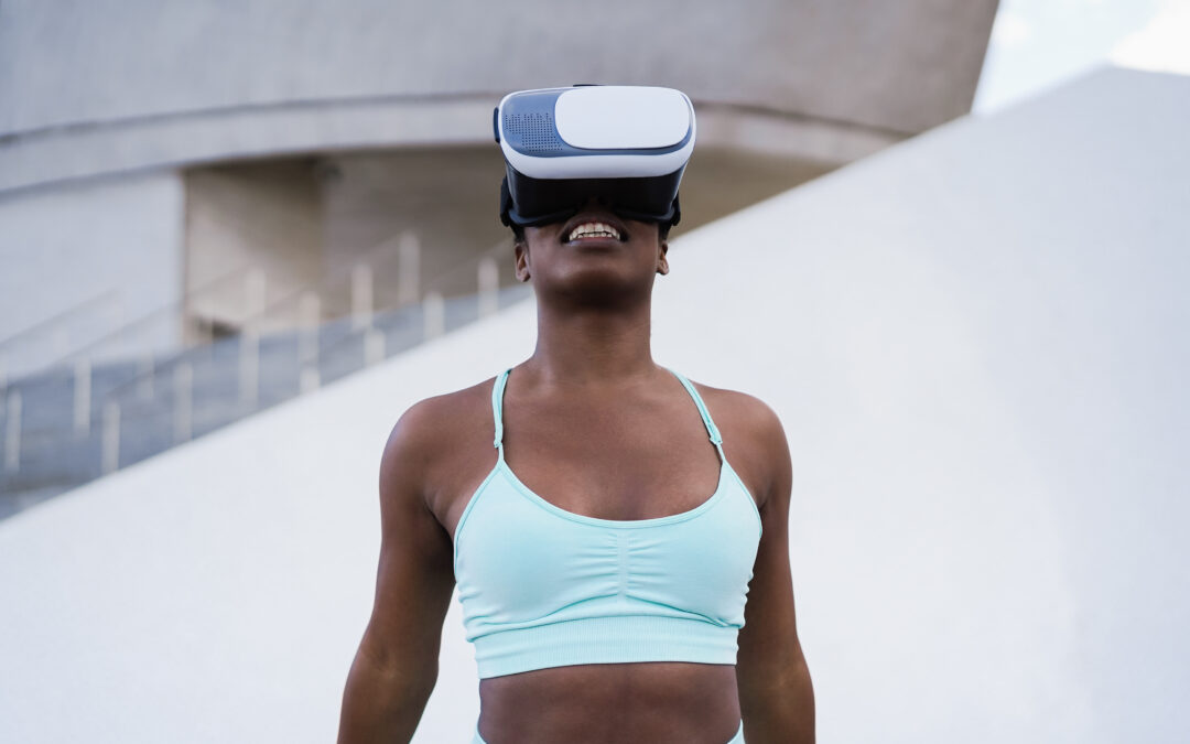Afrikanische Frau trägt VR-Brille, während sie Sport macht