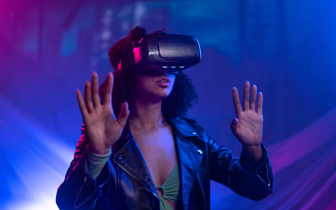 Frau trägt VR Brille, hebt beide Hände und entdeckt etwas im Metaverse