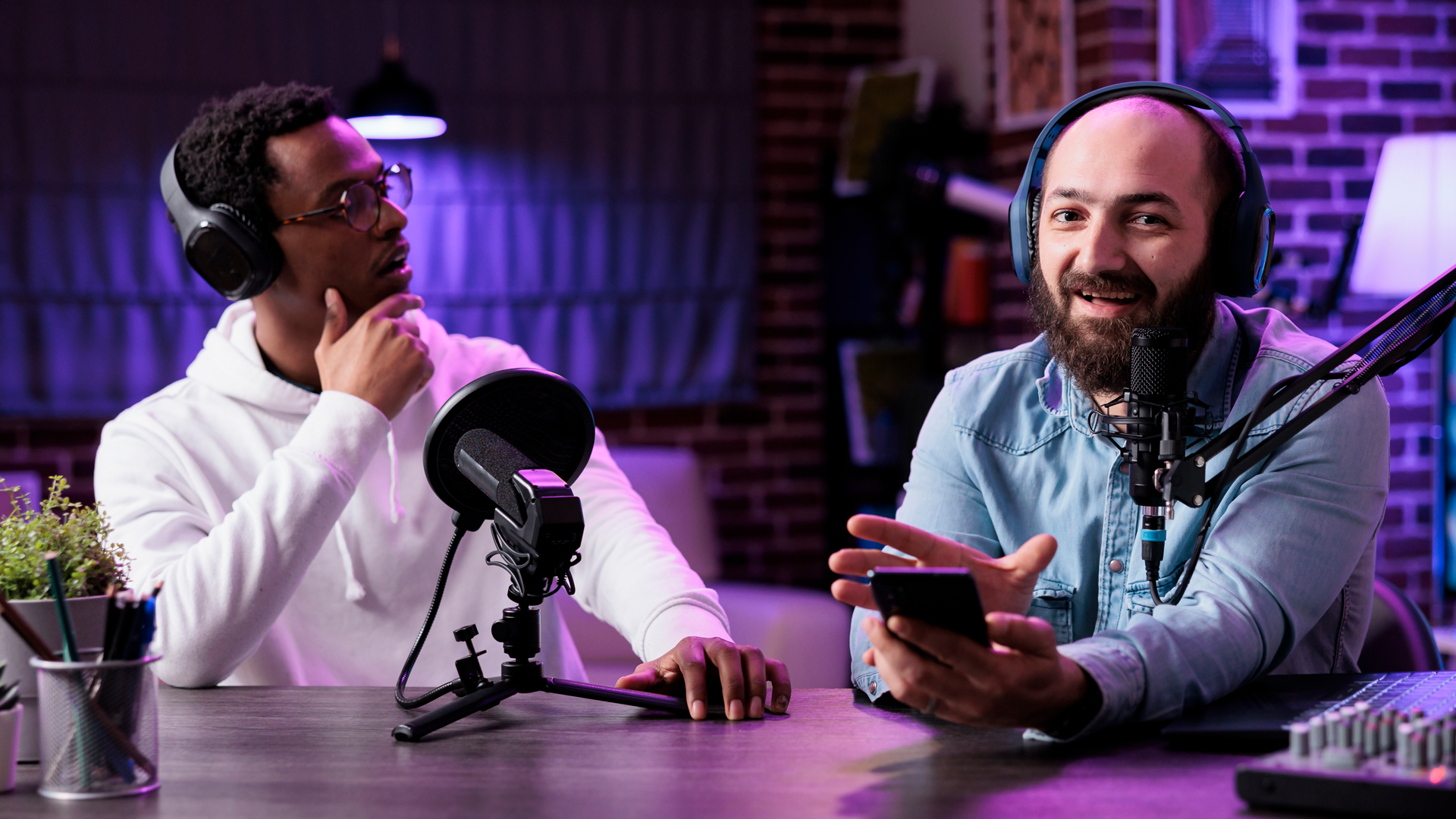 Zwei Männer unterhalten sich beim Podcast Produktion