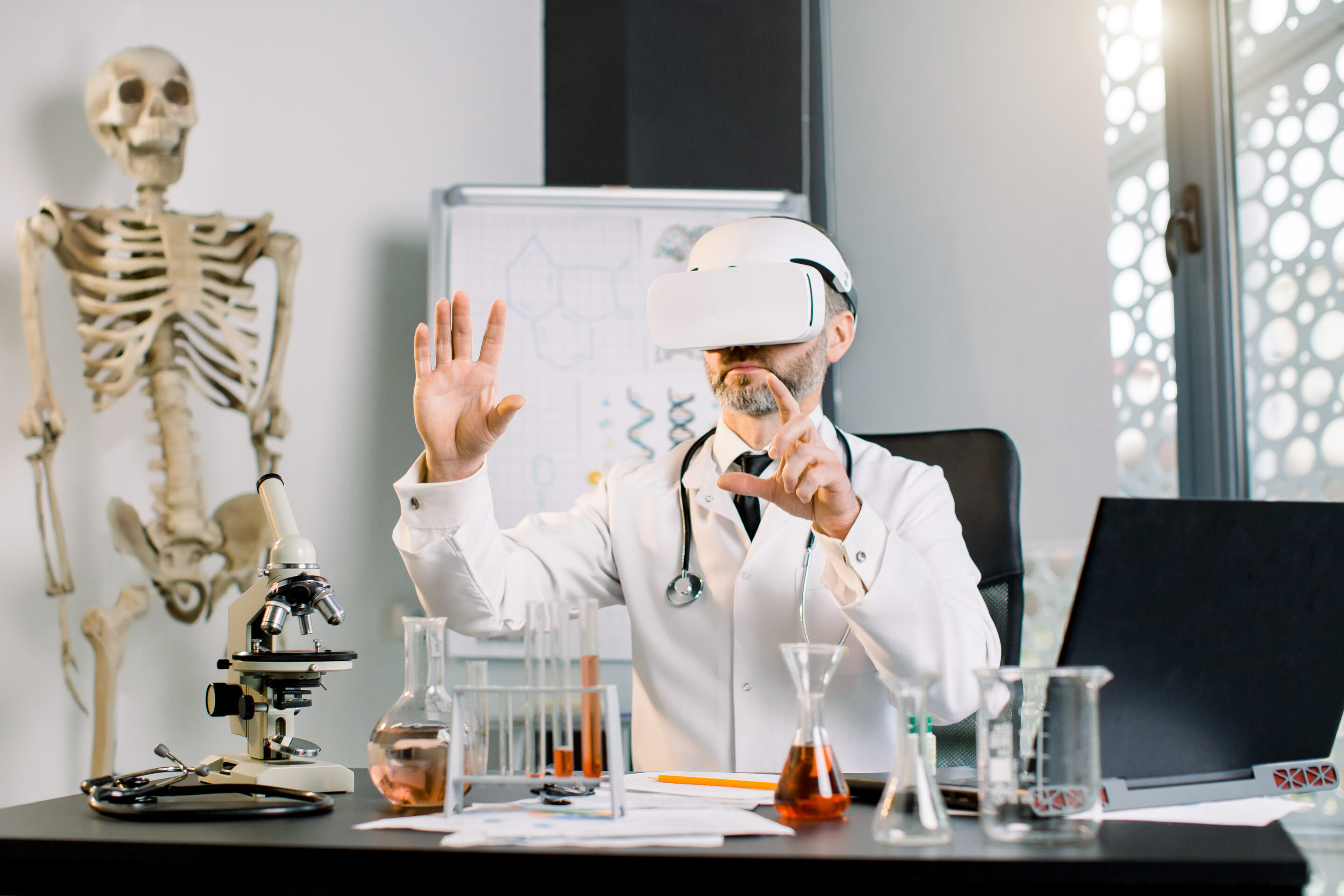 Mann im Labor mit VR-Brille 