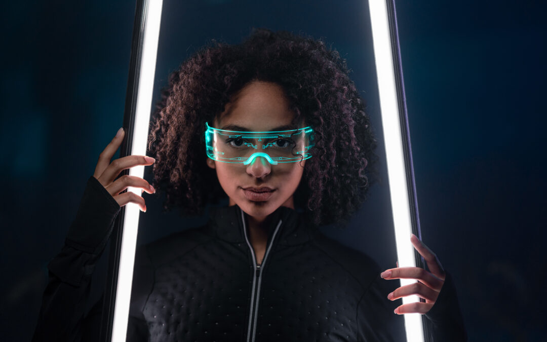 Frau trägt futuristische VR-Brille und hält zwei Leuchtstäbe in der Hand