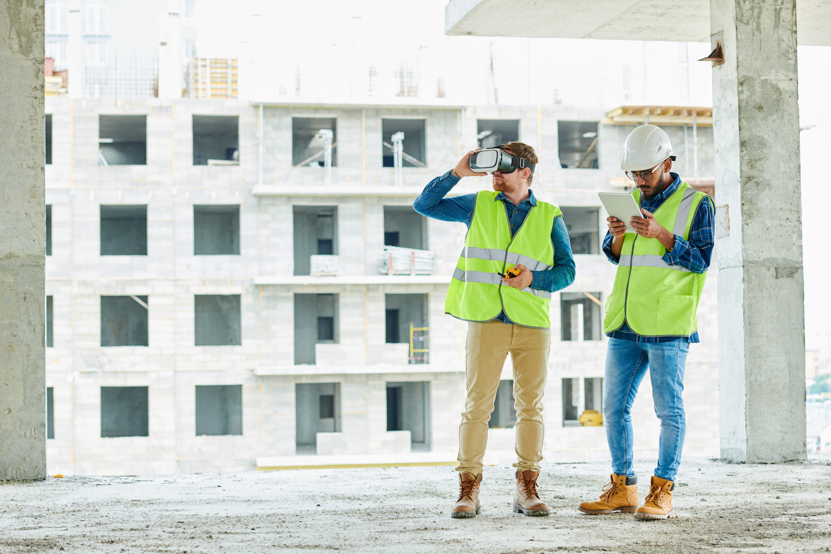 Zwei Männer stehen mit VR-Brillen auf einer Baustelle