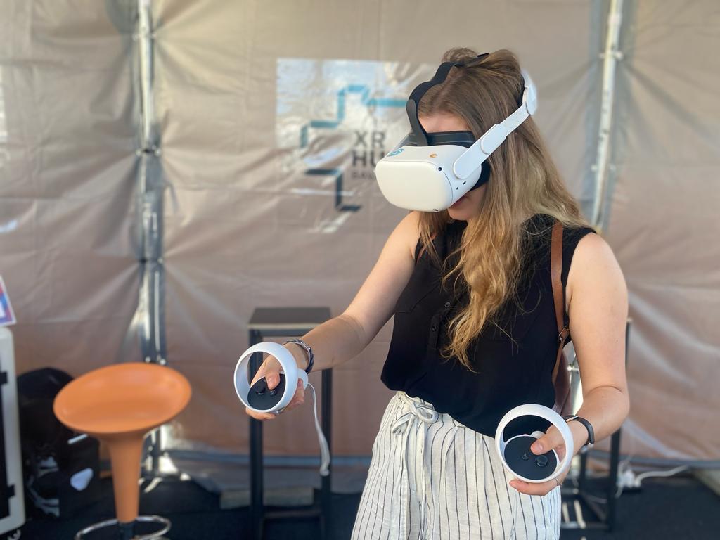 Frau mit VR Brille Meta Quest 2 und Controller