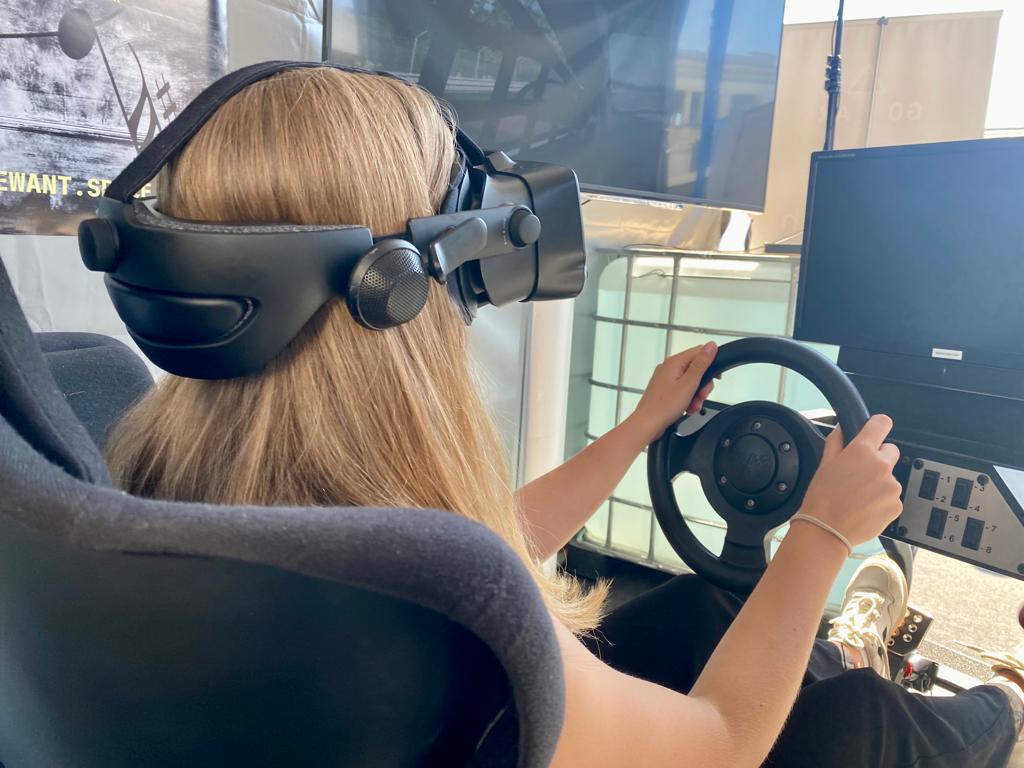 VR Fahrzeugtraining mit Frau VR Brille