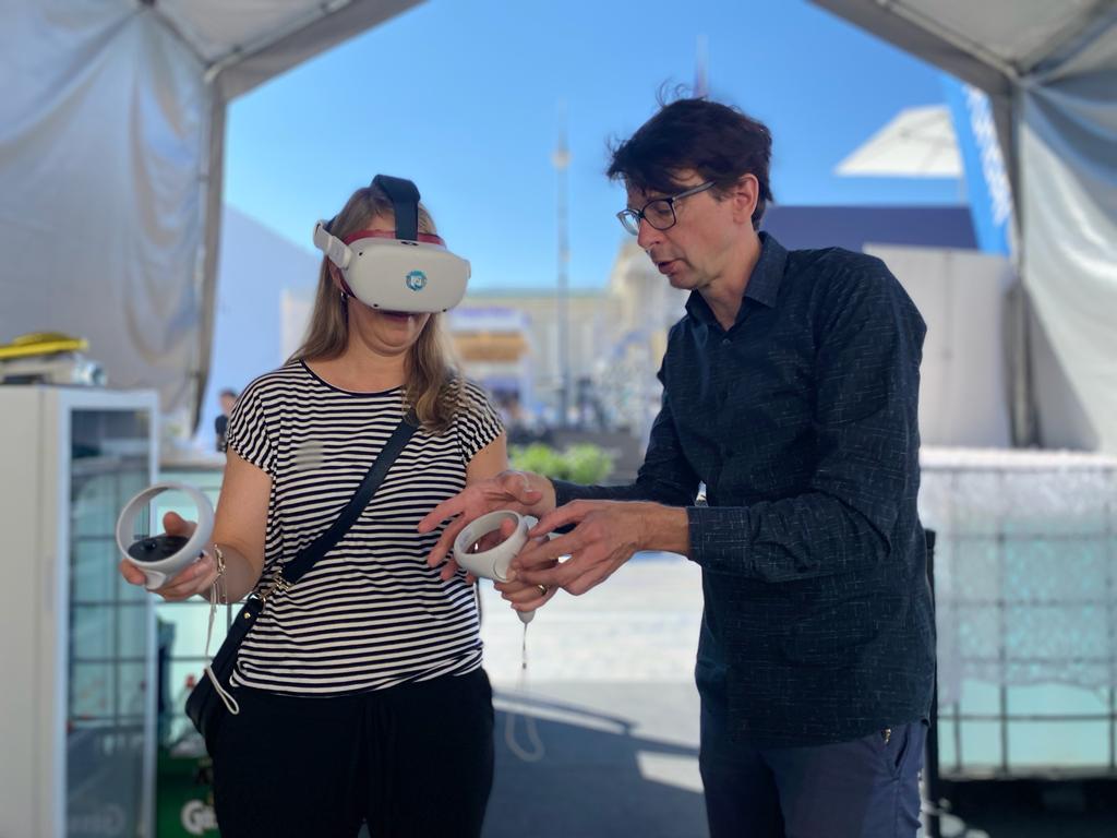 VR Experience Frau mit VR Brille