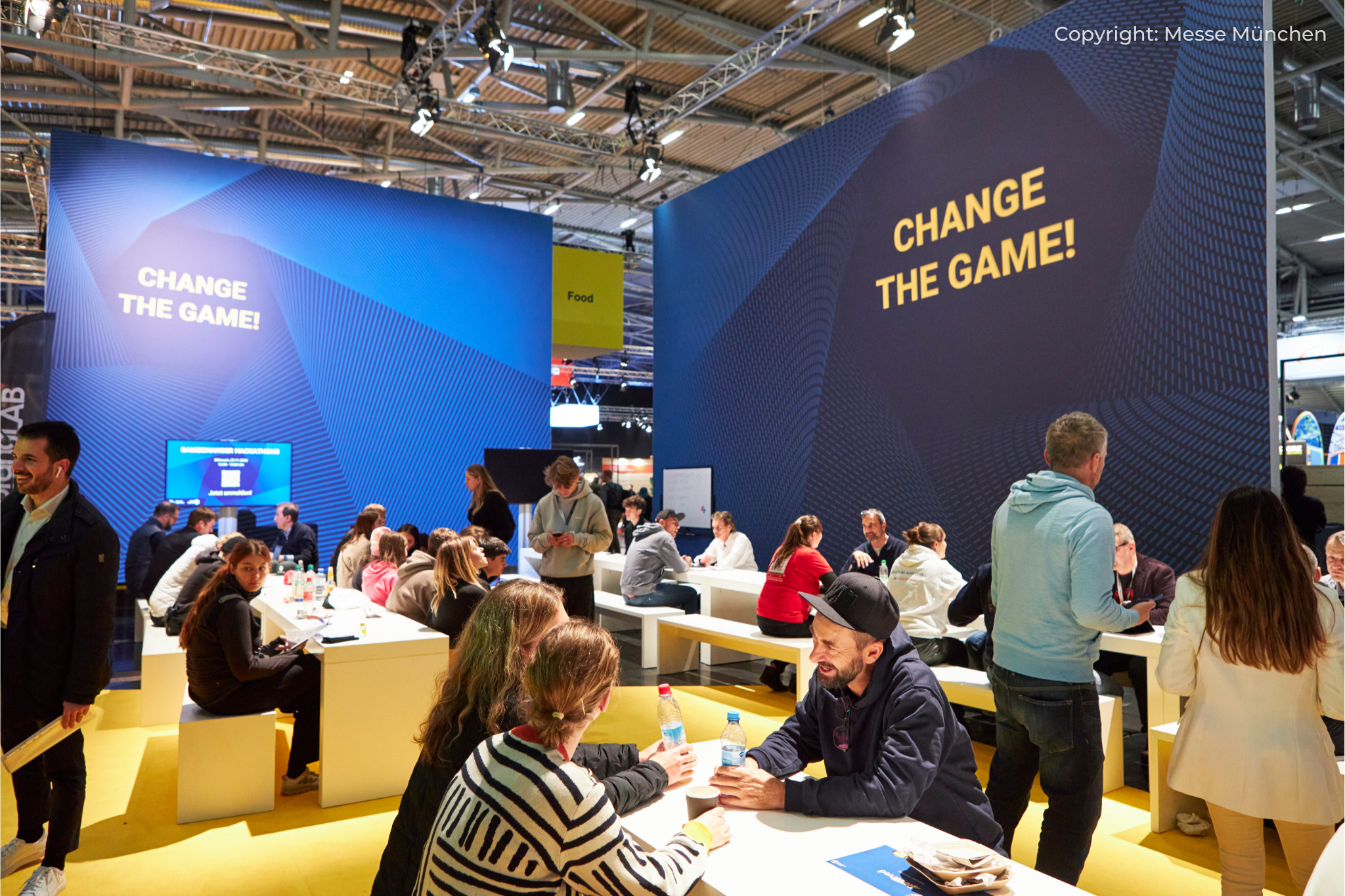 GameChanger Sports Hub, Menschen sitzen zusammen und reden